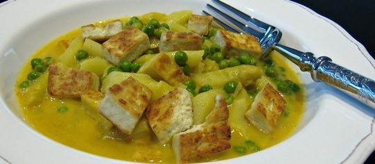 Spargel-Erbsen-Curry mit gebratenem Tofu