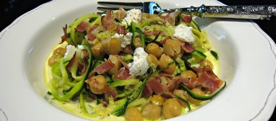Zoodles mit Kichererbsen, Speck und Ricotta