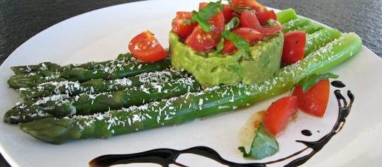 Kokos-Spargeln mit Tomatensalat und Avocado