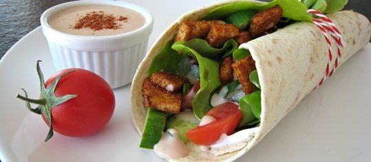 Vegi-Wrap mit würzigem Tofu und Sesamsauce
