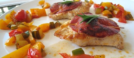 Chorizo-Schnitzel mit Gazpacho-Gemüse