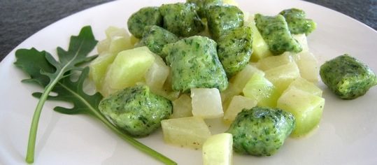 Rucola-Gnocchi auf Rahm-Kohlrabi