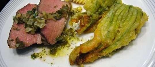 Kalbsfilet, Kräutervinaigrette und Zucchiniblüten im Grappa-Teig