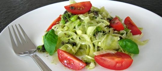 Fenchelsalat mit Tomaten und Oliven
