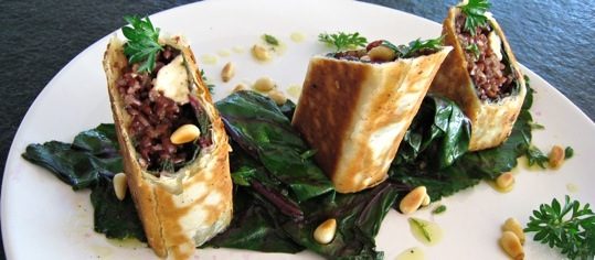 Strudel mit Randengrün, rotem Reis und Frischkäse