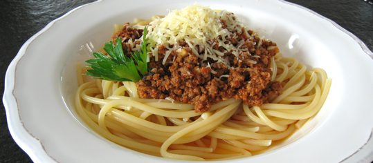 Spaghetti mit Peperoni-Bolognese