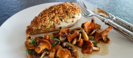 Pouletbrüstchen mit Nusskruste auf lauwarmem Pilzsalat