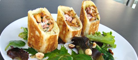 Eierschwämmchen-Strudel auf herbstlichem Blattsalat