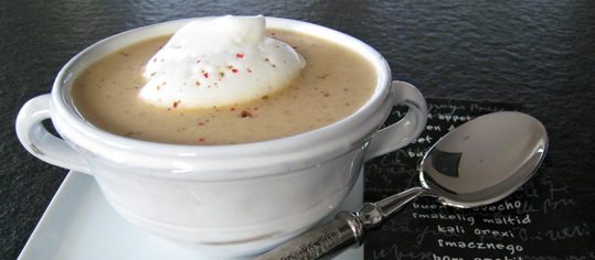Eierschwämmli-Suppe mit einem Hauch von Kaffee