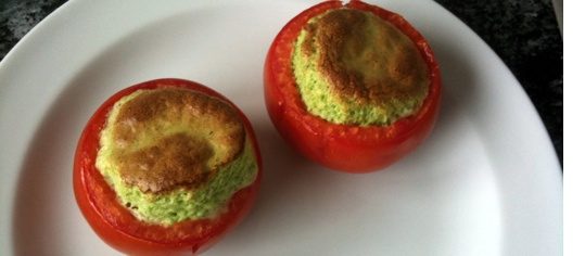 Basilikum-Soufflé in Tomaten