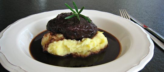 Geschmorte Kalbsbäggli an Rosmarinjus mit Zitronenkartoffelstock